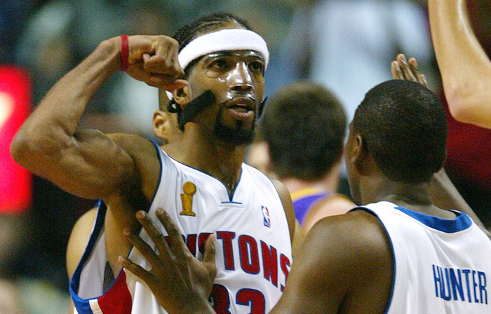 川超凉山队为飞踢裁判道歉：将加强管理，涉事球员交公安处理（川超凉山队就飞踢裁判事件致歉：将强化管理，涉事球员移交警方处理）