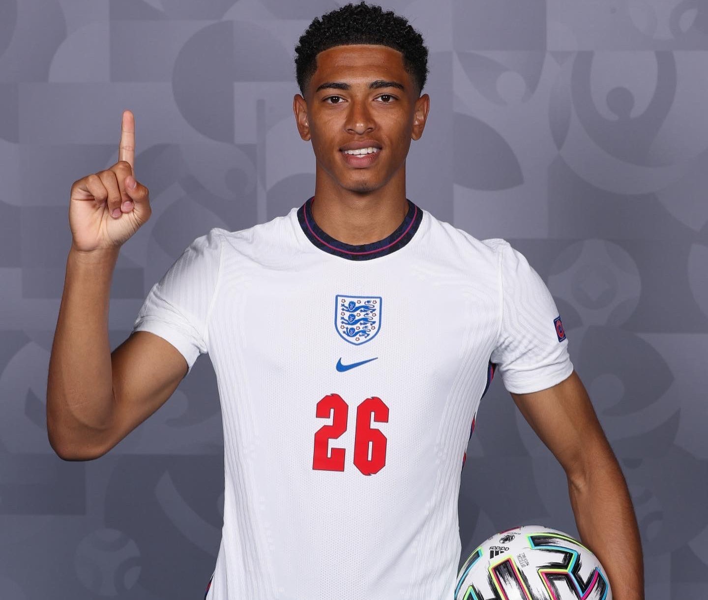 港队主场战新加坡，新加坡球员伤退时担架工作人员忍不住庆祝（港队主场迎战新加坡，新加坡球员伤退之际担架员忍不住欢呼）