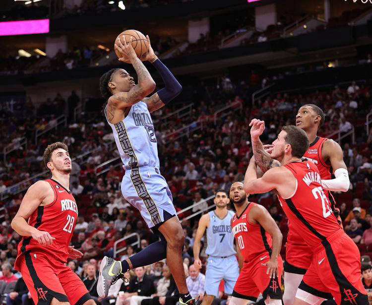 记者晒视频：钟义浩现场观看海牛比赛，海牛进球后他兴奋鼓掌（记者发视频：钟义浩现身观战海牛，球队破门他激动鼓掌）