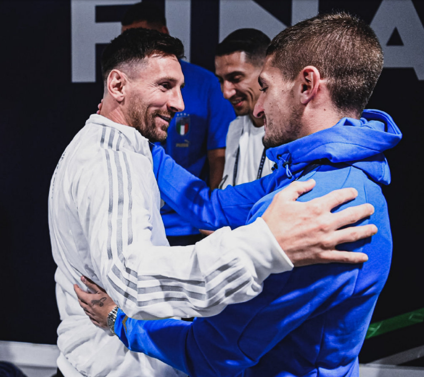 教练公开怒喷裁判，记者会炸裂（教练当众痛斥裁判，记者会火药味十足）