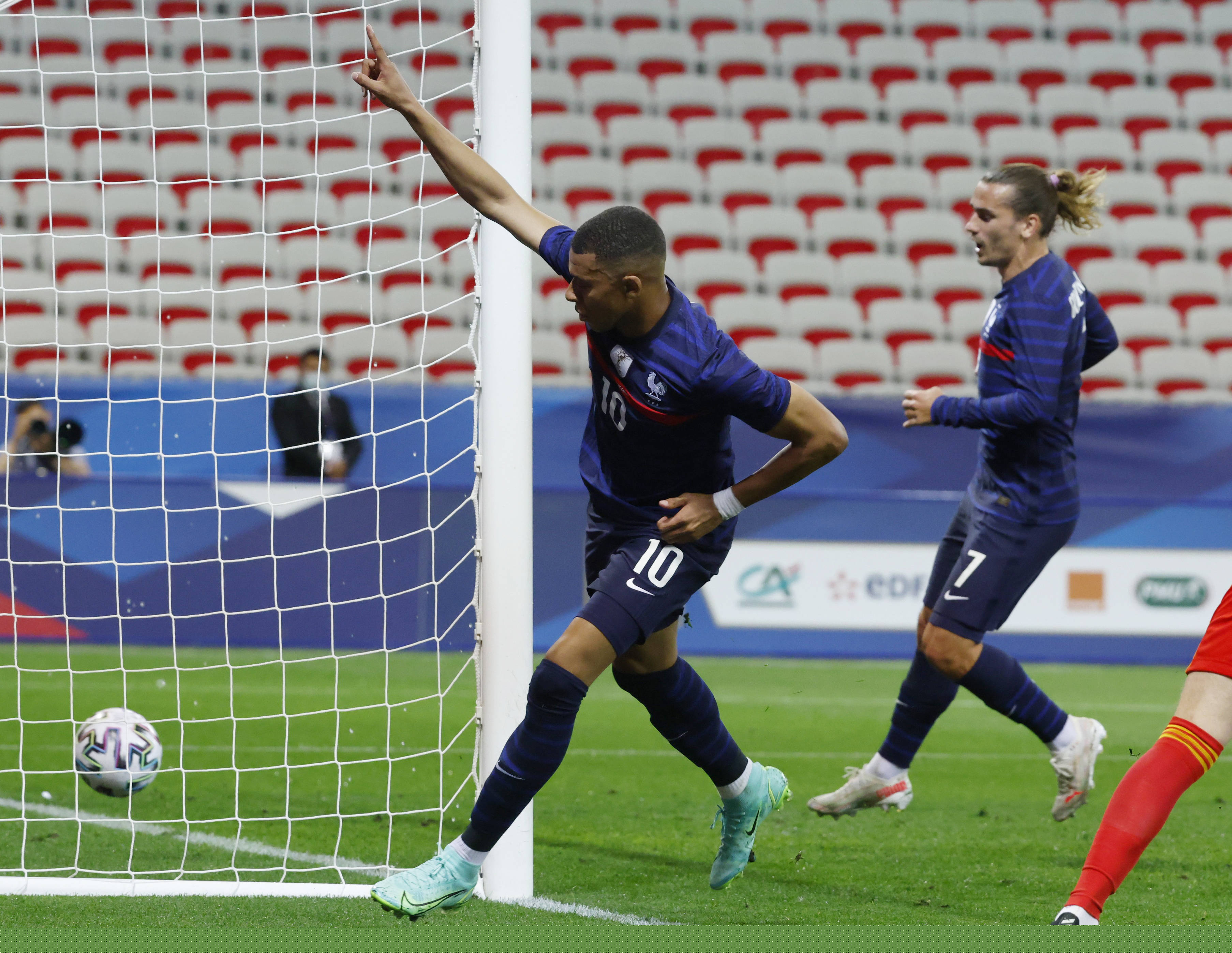 雷霆成为史上第四支赛季前22场拿下21胜1负的球队（前22场21胜1负，雷霆跻身历史第四队）