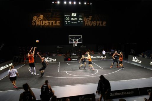 篮球湖人球迷制作大型海报欢迎队内新援（湖人球迷用巨幅海报迎接球队新援）