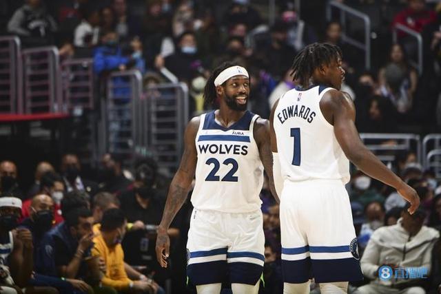 特伦斯·克劳福德因拒缴WBC制裁费被剥夺拳王头衔，引发争议，拳迷对其立场分化，争议持续。（因拒缴WBC制裁费，特伦斯·克劳福德被撤销拳王头衔；风波未息，拳迷立场分化）