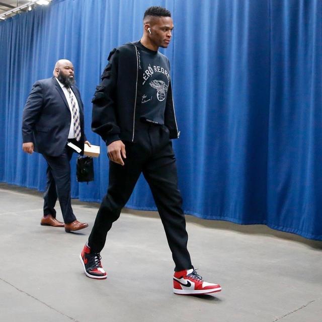 NBA：湖人险胜火箭 詹姆斯砍下38分（詹姆斯轰38分助湖人险胜火箭）