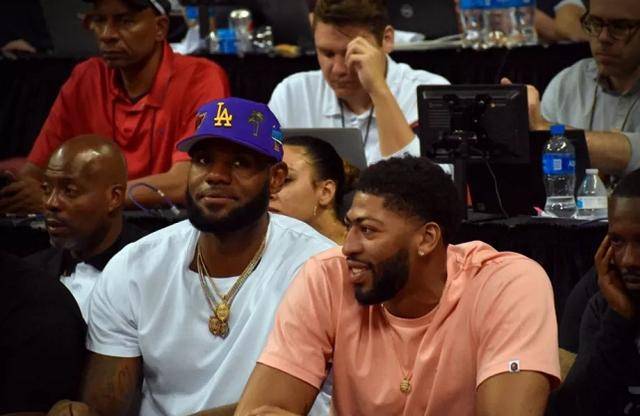 记者晒视频：钟义浩现场观看海牛比赛，海牛进球后他兴奋鼓掌（记者晒视频：钟义浩现场观战海牛，破门瞬间激动鼓掌）