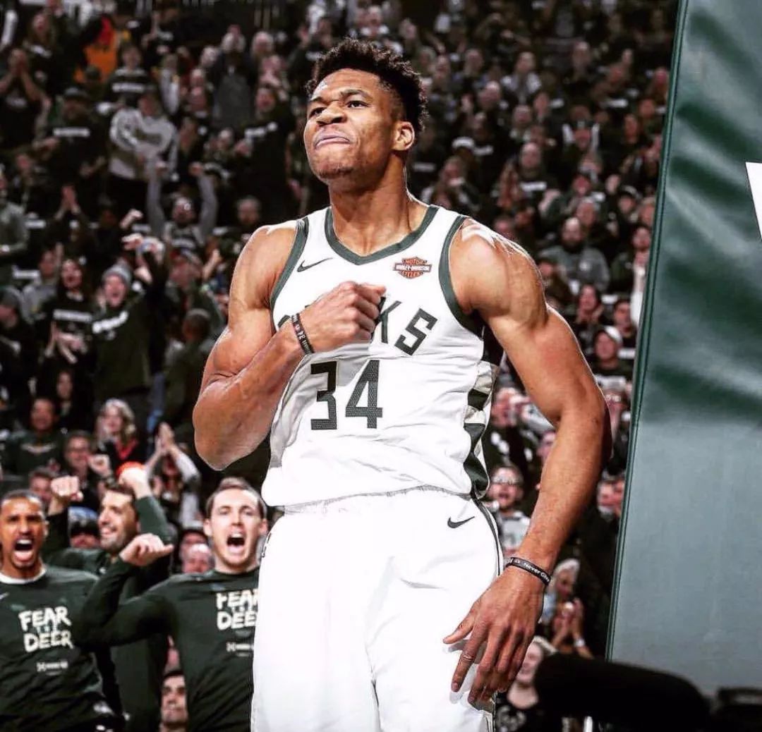 爱德华兹两个赛季投进400记三分，同期第二，仅次于库里（爱德华兹两季累计命中400记三分，同期仅次库里）