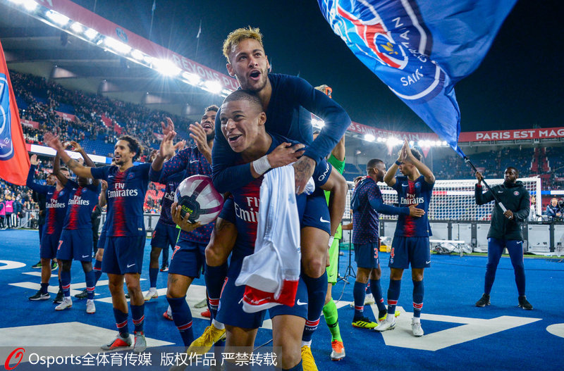 你也要发力？阿努诺比连帽小米切尔&维金斯 还跟进双手暴扣！（阿努诺比火力全开：连续封盖小米切尔与维金斯，跟进双手暴扣！）