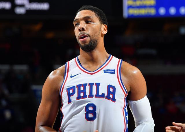 比赛第23圈，诺里斯追赶角田时四轮出白线，被赛会记录。（第23圈，诺里斯追角田时四轮越过白线，遭赛会记录）