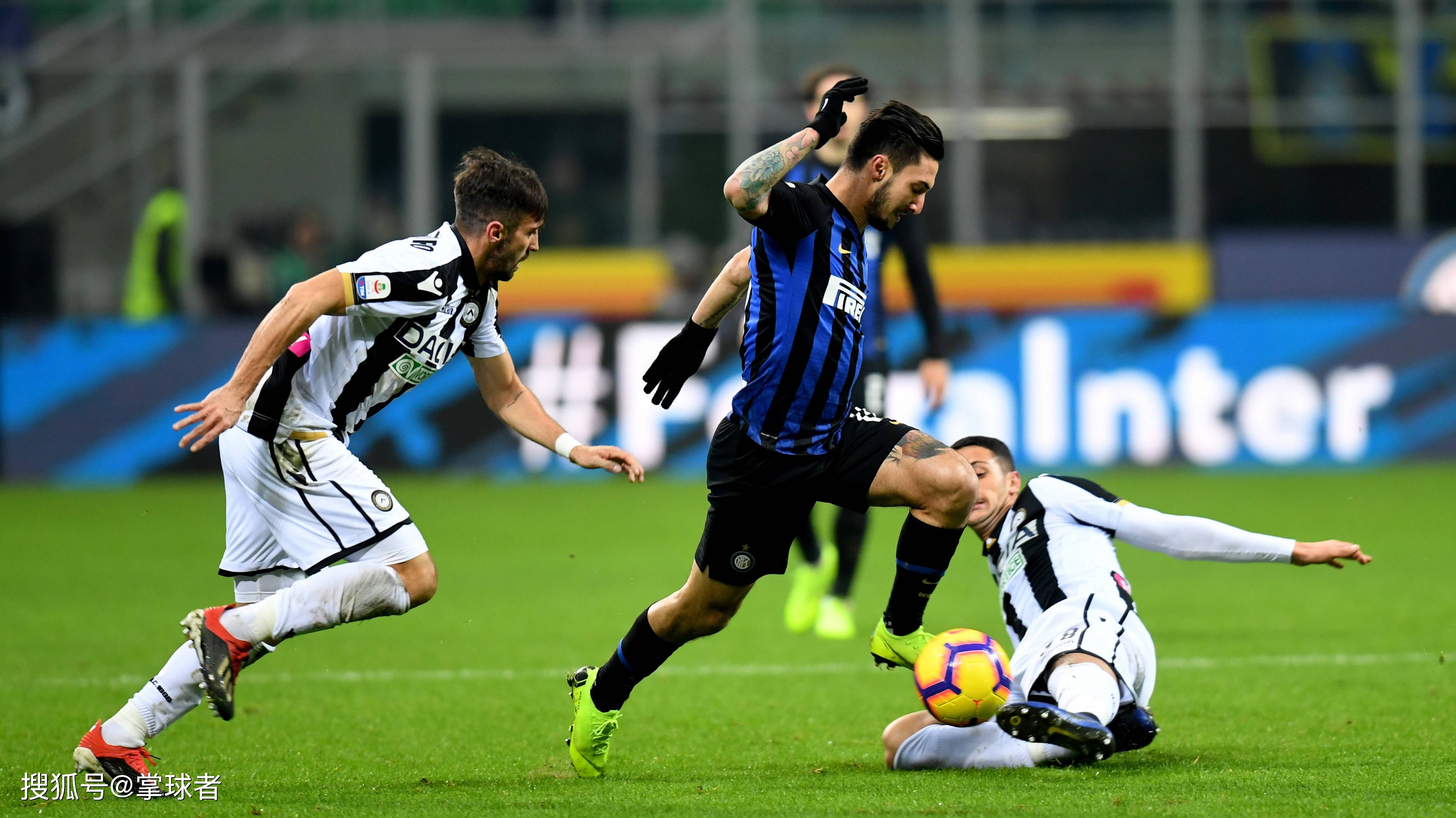 状态欠佳！小肯扬·马丁CBA首秀半场4中1揽下4分3篮板（手感低迷！小肯扬·马丁CBA首秀半场4投1中仅得4分3篮板）