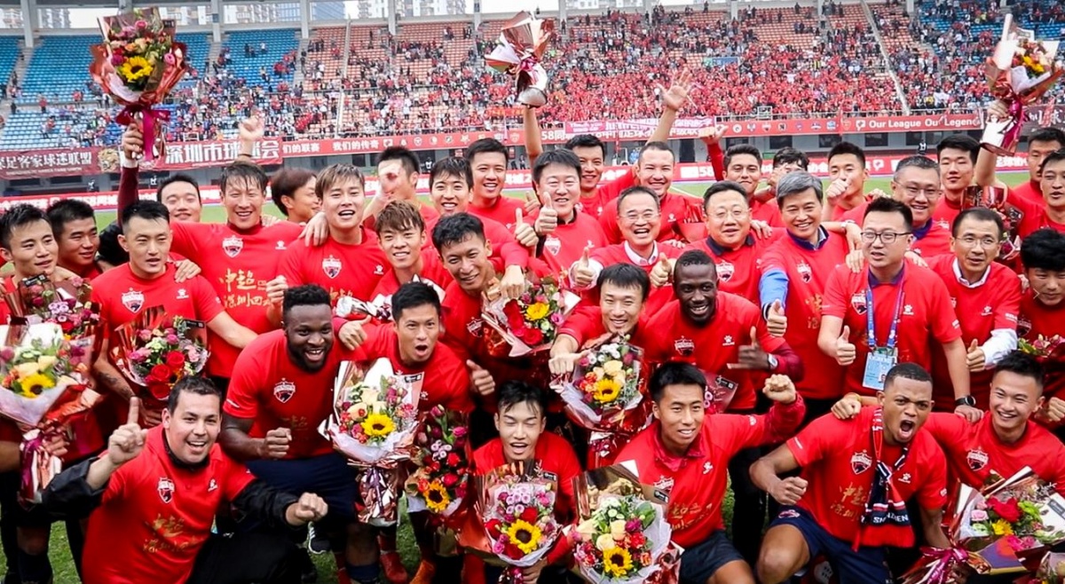 中超赛场争议判罚：VAR判罚引发热议,（VAR判定惹热议：中超赛场争议再起）