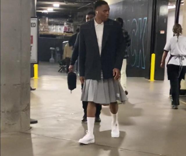 NBA杯冠军之路活动两位老哥全胜战绩脱颖而出，静待决赛结果（NBA杯争冠之旅两位老哥以全胜晋级，决赛结果静待揭晓）