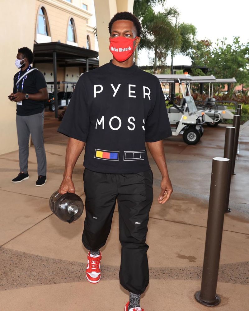 马刺主帅谈双杀雷霆：才打了29场而已，不必过度神话胜利（马刺主帅评双杀雷霆：赛季仅过29场，无需过度神话这场胜利）