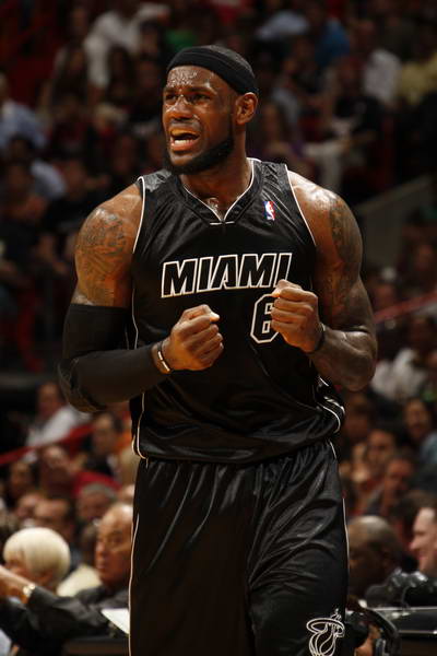 西班牙人举办“鹦鹉不离弃”活动，用待领养狗狗组成特殊阵容（西班牙人发起“鹦鹉不离弃”公益活动，用待领养犬组建独特阵容）