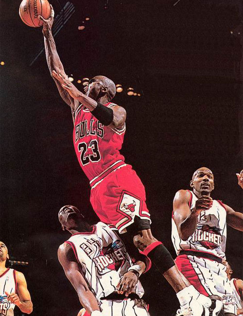 躺着进球，热那亚前锋科隆博在倒地情况下一脚完成破门（倒地卧射破门，热那亚前锋科隆博一脚建功）